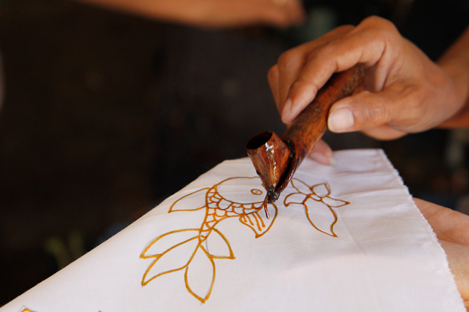 Il batik dei blocchi di bronzo: l’arte che salvò l’industria tessile asiatica
